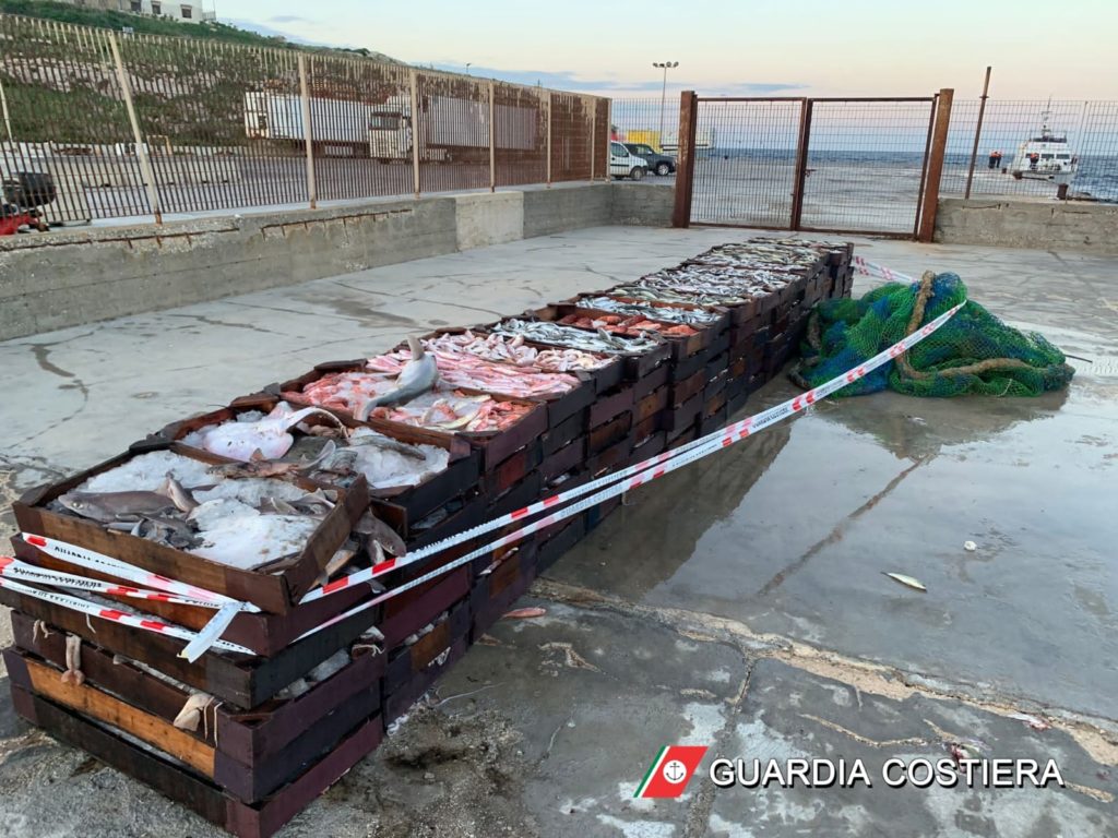 Pesca illegale: la Guardia Costiera intercetta un peschereccio egiziano in acque italiane