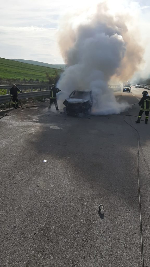 A19,auto in fiamme  tra Irosa e  Tremonzelli