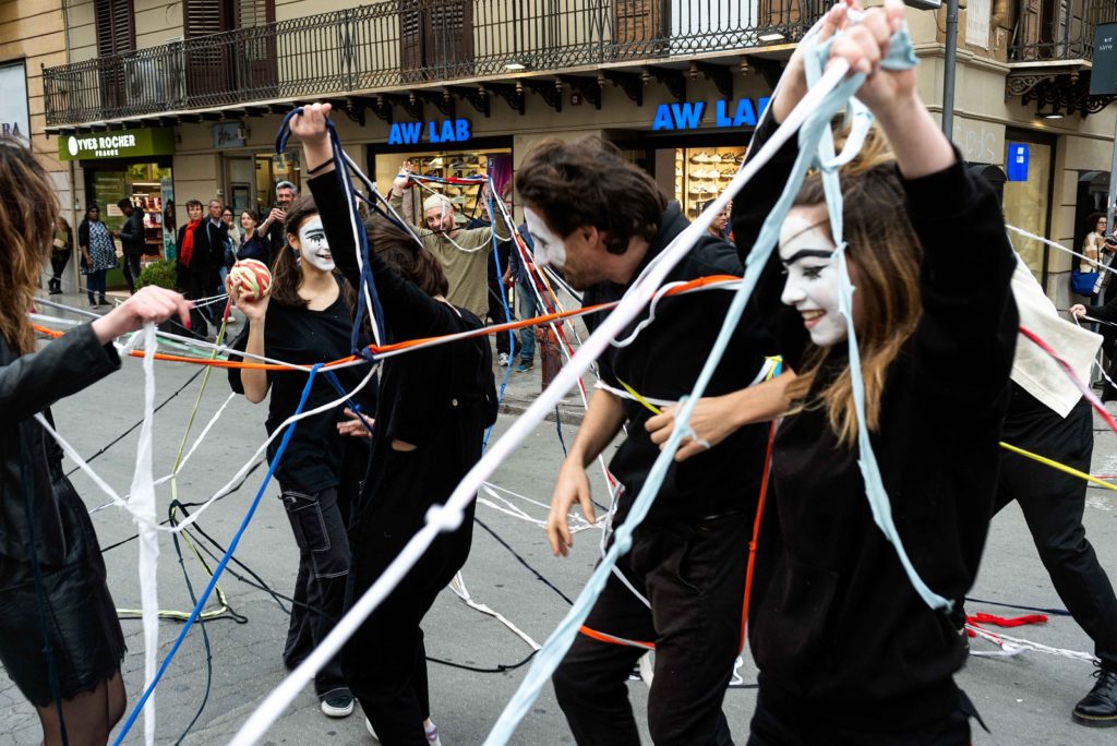 Sedici artisti in sedici tappe: filoconduttore rende accessibile l’arte in modo diverso, diretto e interattivo