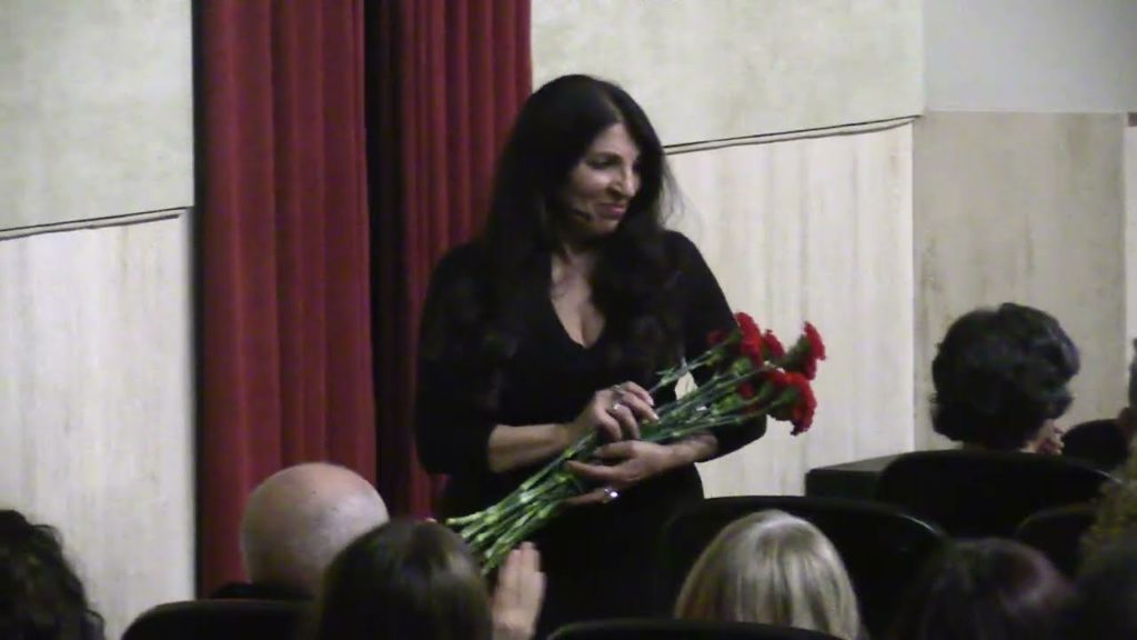 Teatro,Lucia Sardo ringrazia il pubblico dopo lo spettacolo La Madre dei ragazzi