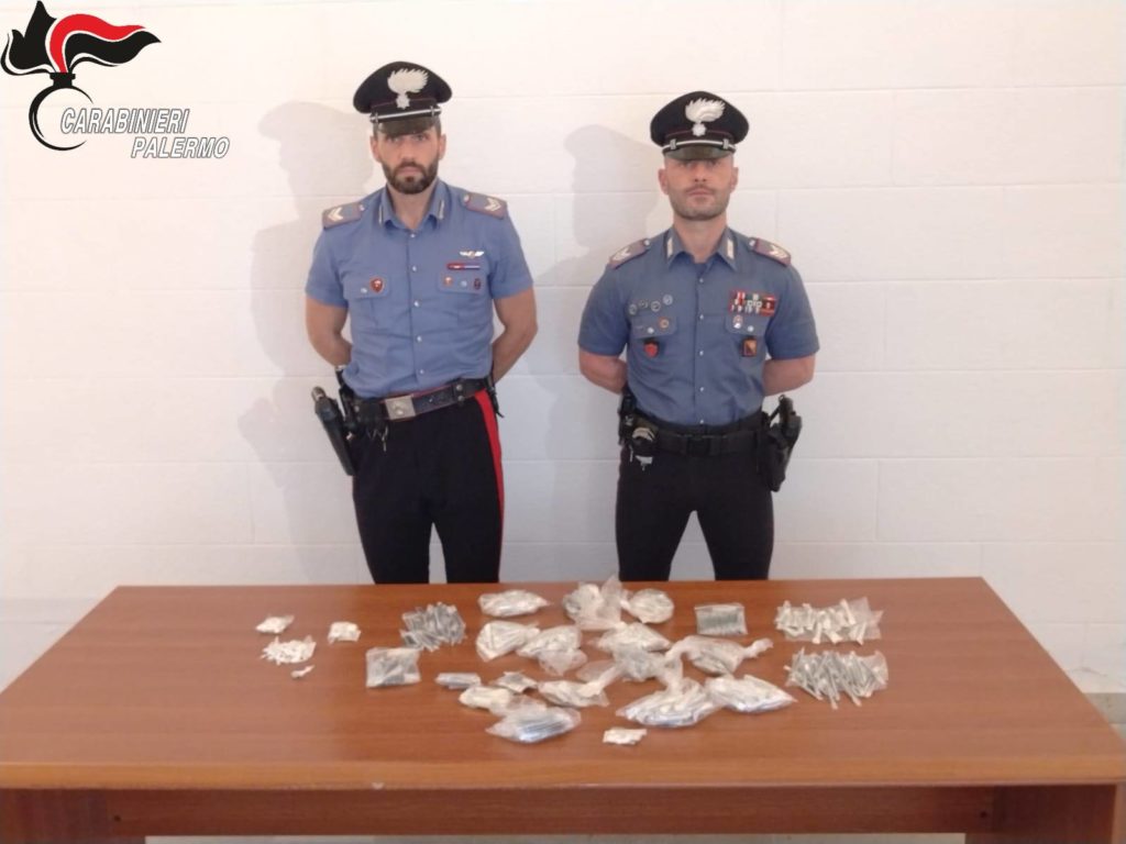 Lancia la droga dalla finestra,i Carabinieri arrestano una donna