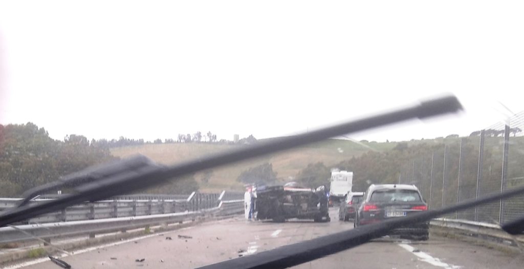 Incidente all’ingresso della galleria di Tremonzelli:si ribalta un furgone