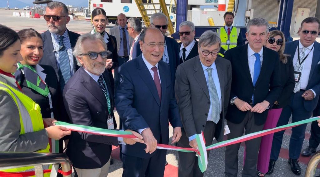Palermo-Roma, Schifani a bordo del volo inaugurale Aeroitalia: «Un altro punto a favore nella lotta al caro voli»