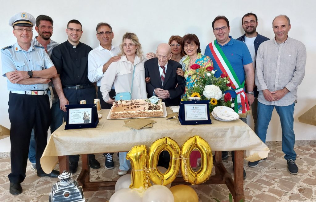 Gangi festeggia i 100 anni di nonno Santo,uno degli ultimi maestri intagliatori di pietra