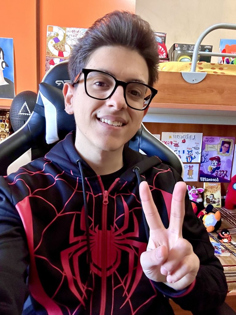 Il nuovo libro di LorenzIST, youtuber cefaludese da oltre un milione e mezzo di follower, si intitola “Mondo strano”. Presentazione e firmacopie martedì 11 luglio al bookstore Mondadori a San Lorenzo Mercato