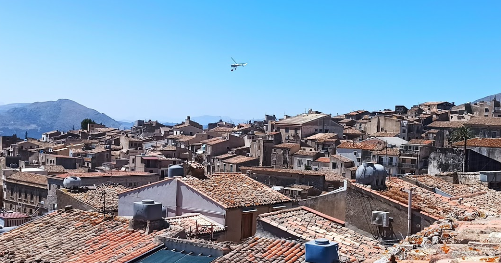 Incendio sul costone roccioso a Polizzi Generosa. Pronto intervento dei mezzi aerei e da terra