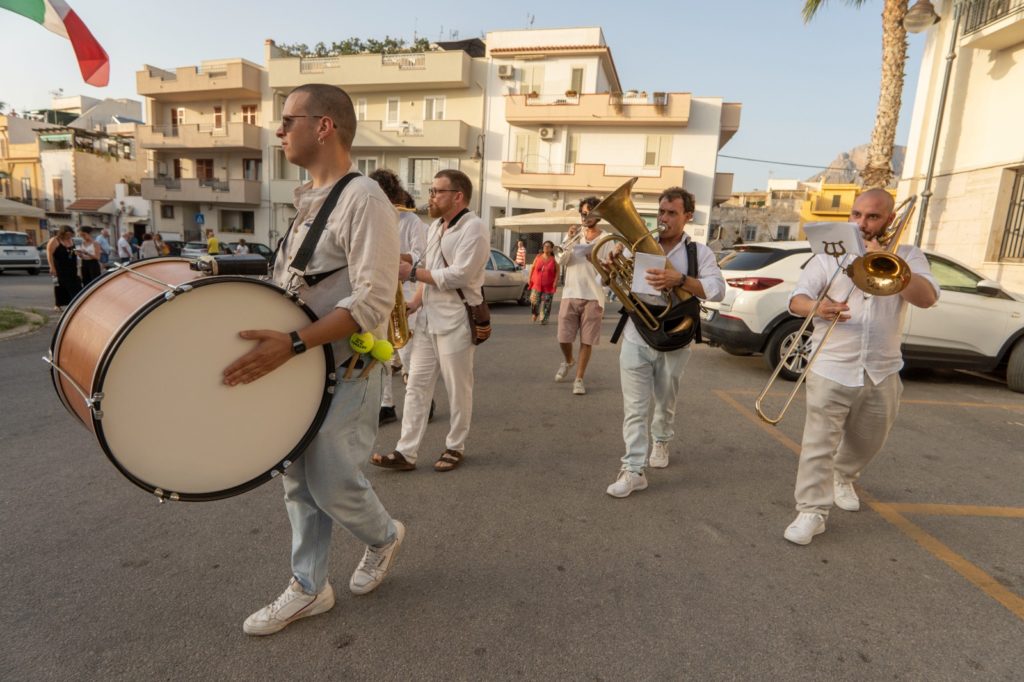 Tappa a Polizzi di Argonautica. Performance al tramonto per street band, musicisti e danzatori