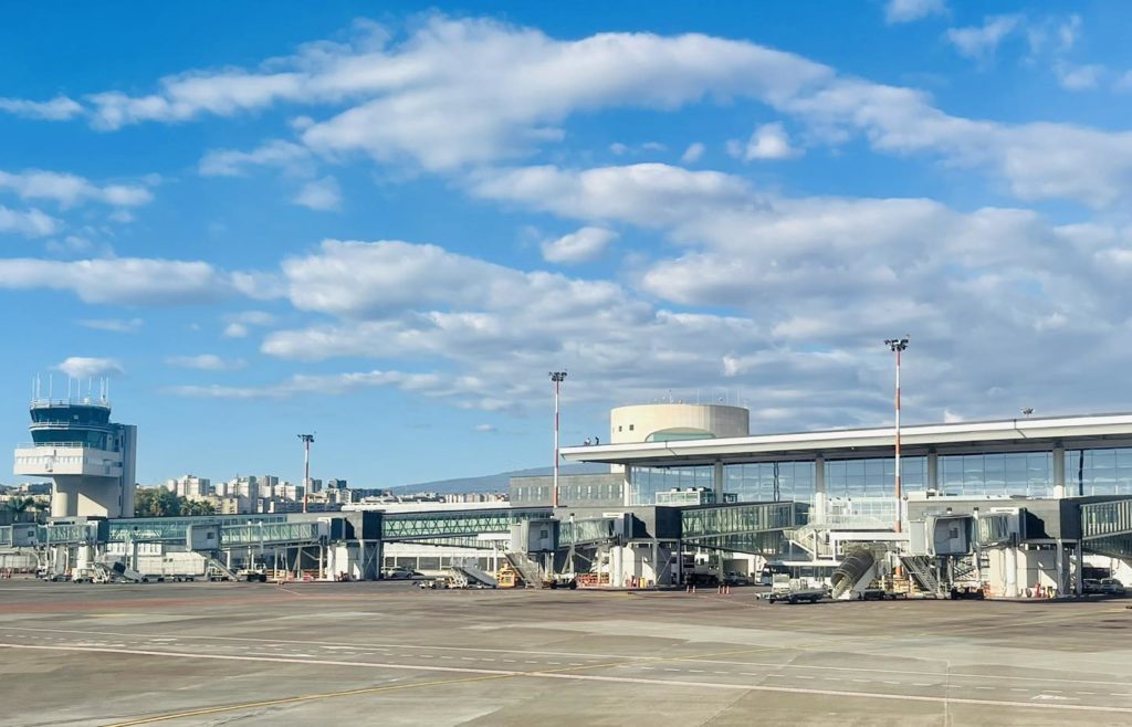Eruzione Etna, chiuso l’aeroporto di Catania: ecco come salvare il viaggio