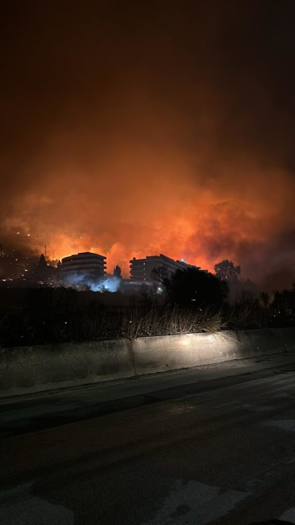 Incendi a Cefalù e dintorni, morta una donna. Il sindaco Tumminello: Cefalù seviziata dalle fiamme