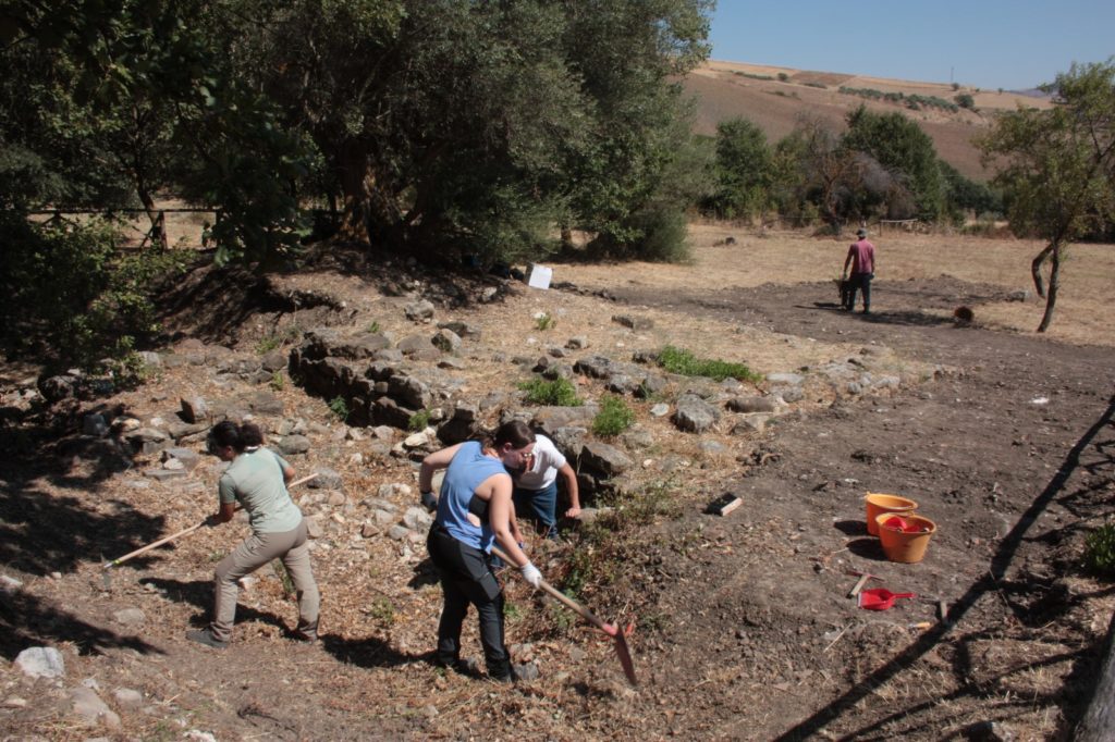 Castellana Sicula,attività di ricerca archeologica nel sito di Contrada Muratore