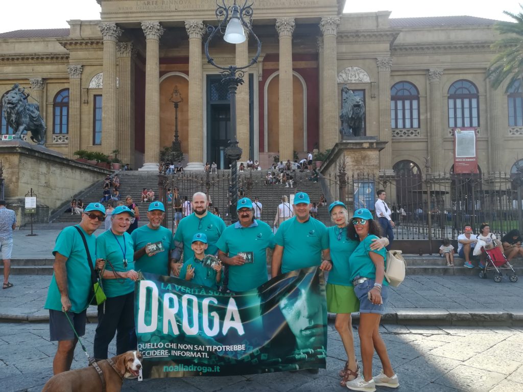Volontari della Fondazione  “Un Mondo Libero Dalla Droga” a  Palermo