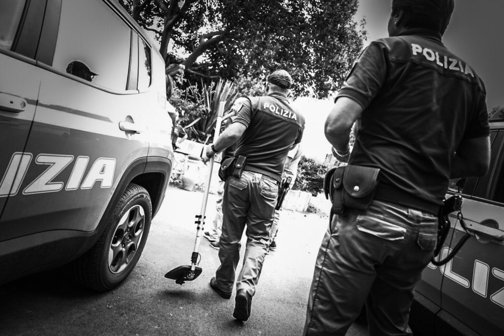 Aggrediscono due Carabinieri intervenuti per sedare una rissa: arrestati dalla Polizia