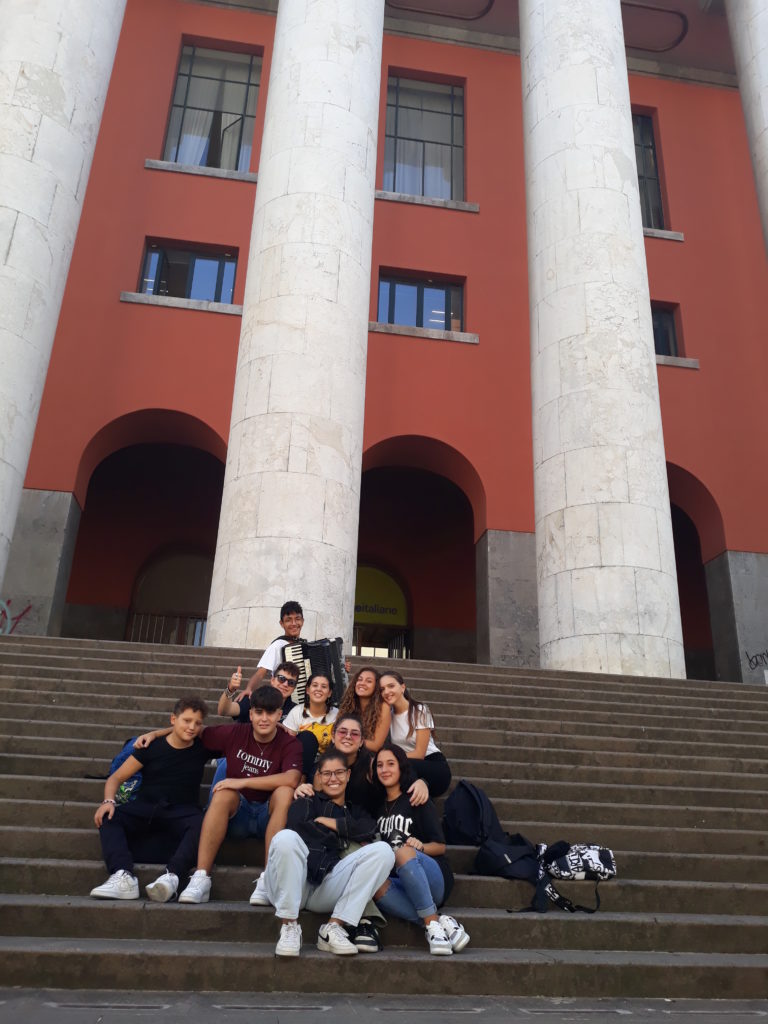 Le scale del grande palazzo delle poste di via Roma a Palermo teatro di gioia con giovani che suonano Libertango, l’inno alla libertà.