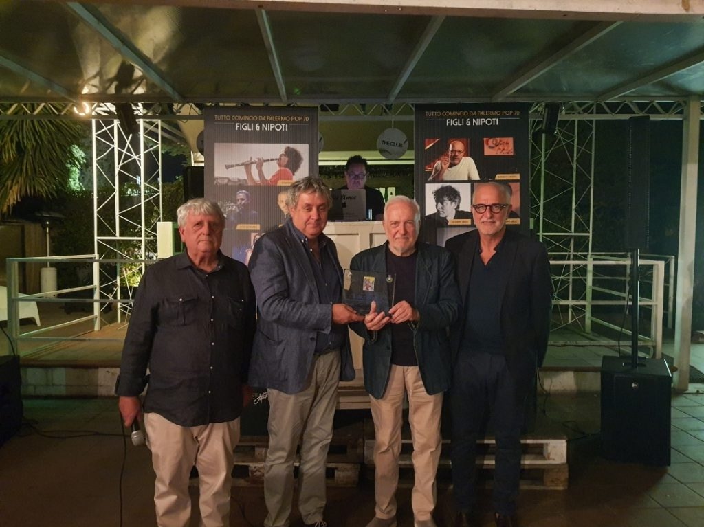 IL SINDACO MARIO CICERO CONSEGNA IL PREMIO POP ’70 AL GIORNALISTA GIGI RAZETE