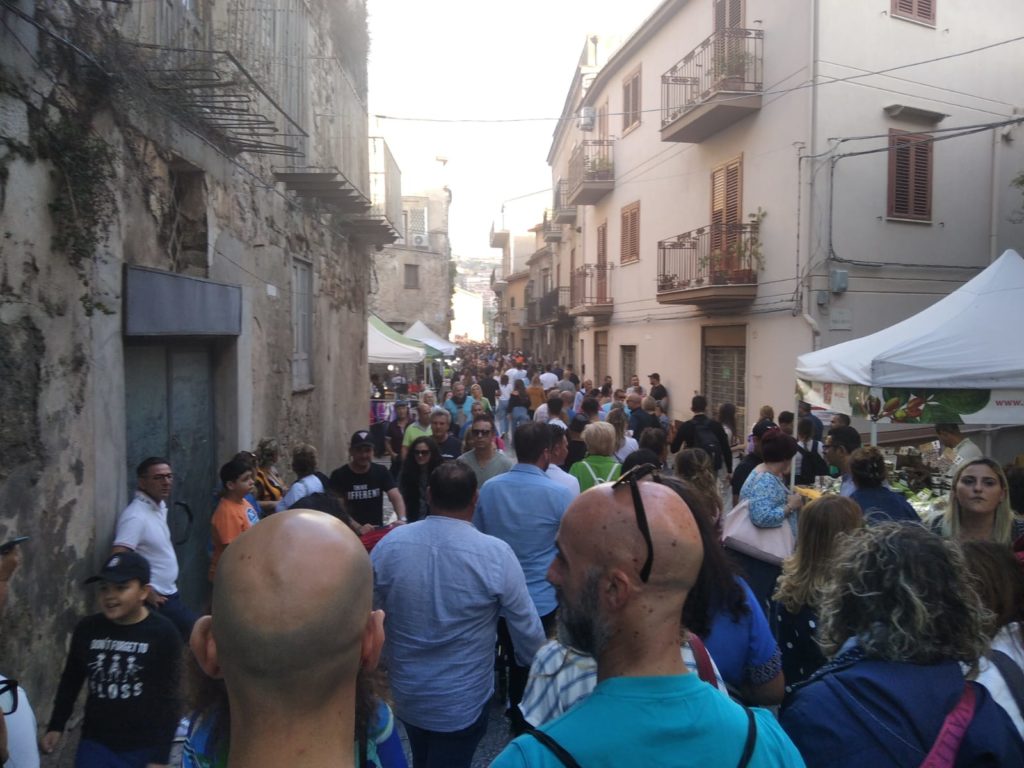 Migliaia di turisti a Caccamo per la sagra della salsiccia