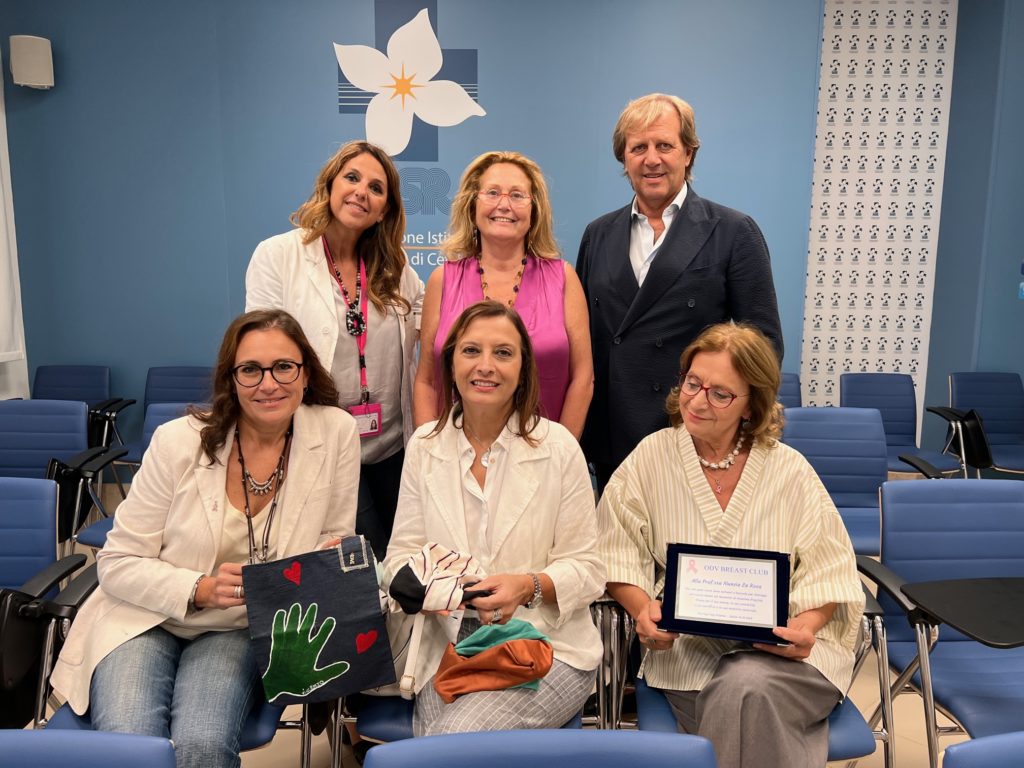 Ospedale Cefalù. Le insegnanti La Rosa, Zaffaroni e Buzzetta donano turbanti e borsette ai pazienti oncologici