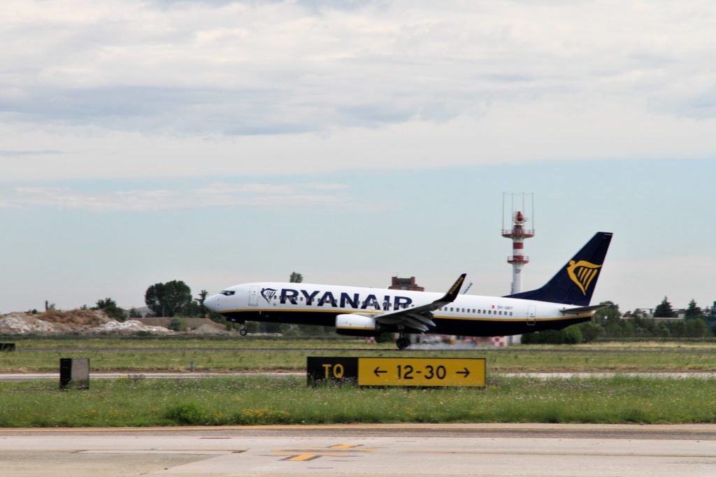 Volo in ritardo Ryanair Genova Palermo di oltre tre ore, 250 euro ai passeggeri