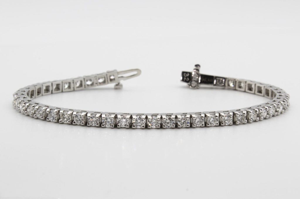 Eleganza nei braccialetti tennis: diamanti e stile