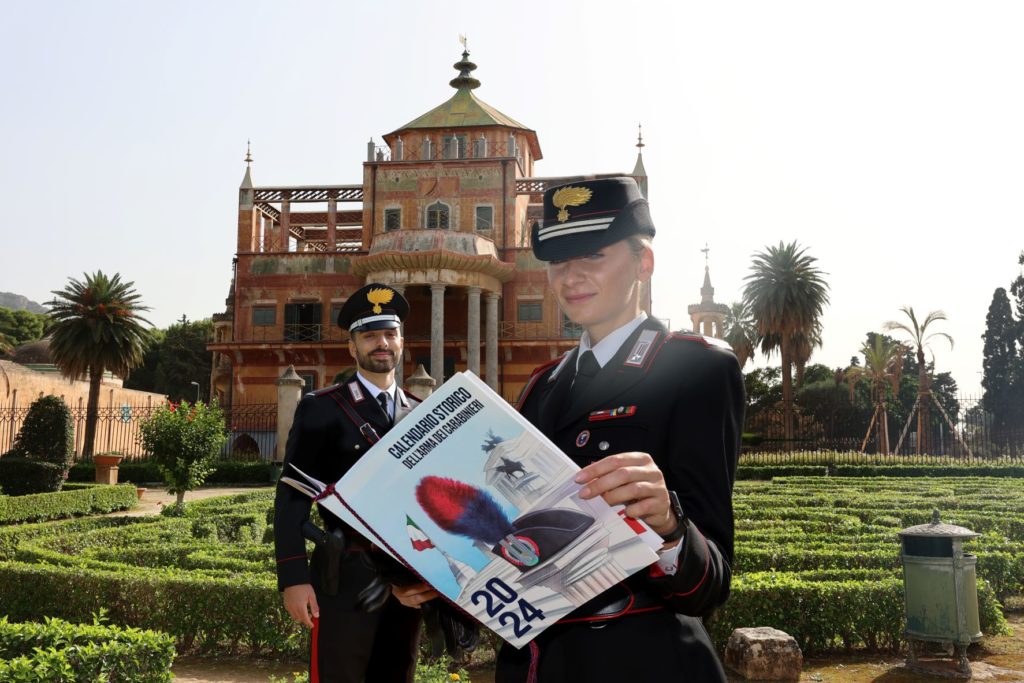 Amadeus presenta il Calendario Storico dei Carabinieri