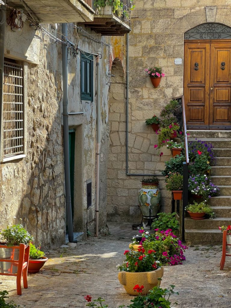 A Petralia Soprana il Petra Vintage Market Village