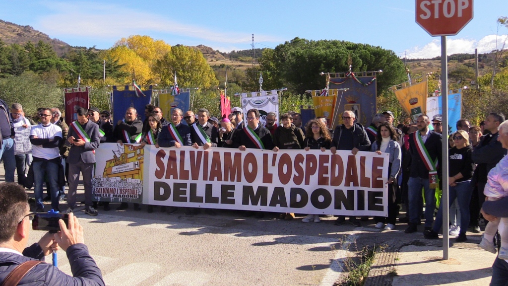 I cittadini delle Madonie in piazza per difendere l’ospedale di Petralia