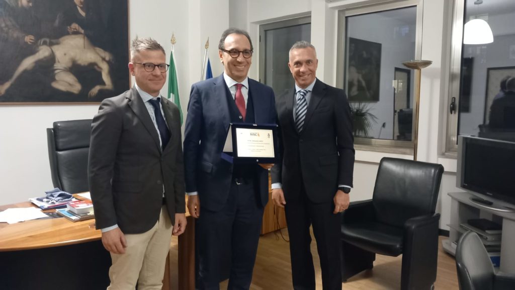 Il Nuovo Sindacato Carabinieri consegna una targa all’assessore Alessandro Aricò