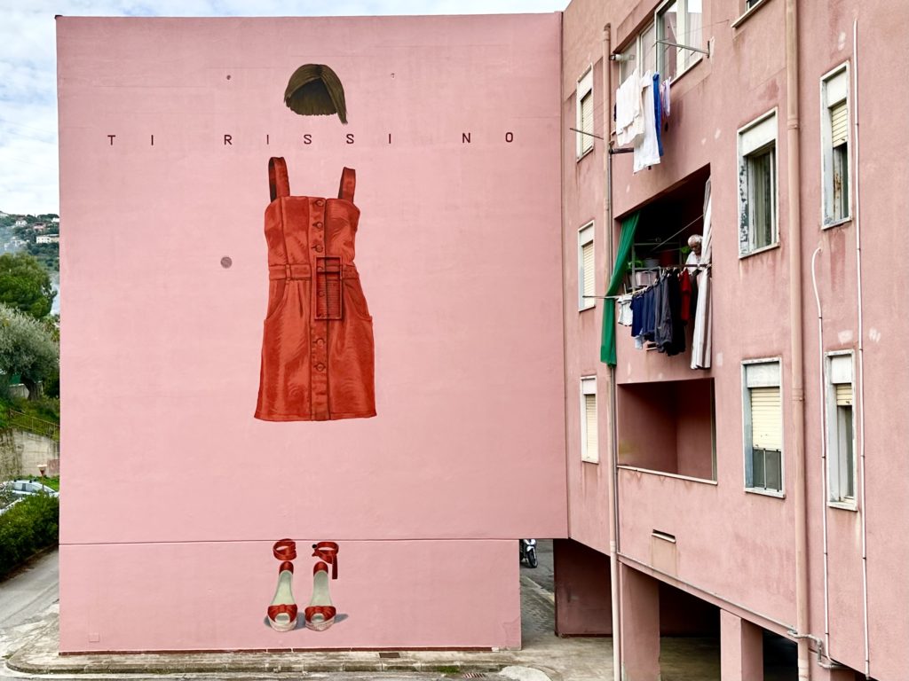 “Ti rissi no”. La forza dell’essenzialità nel murale di Igor Scalisi Palminteri