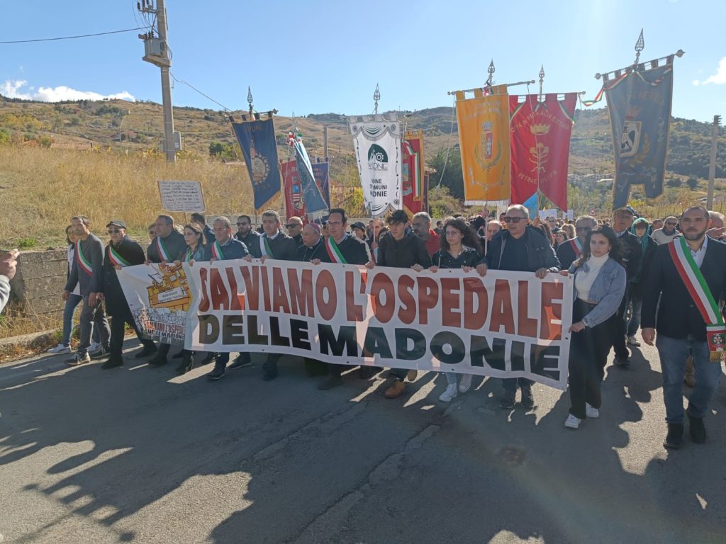 Mons. Marciante alla manifestazione contro la chiusura dell’ospedale di Petralia
