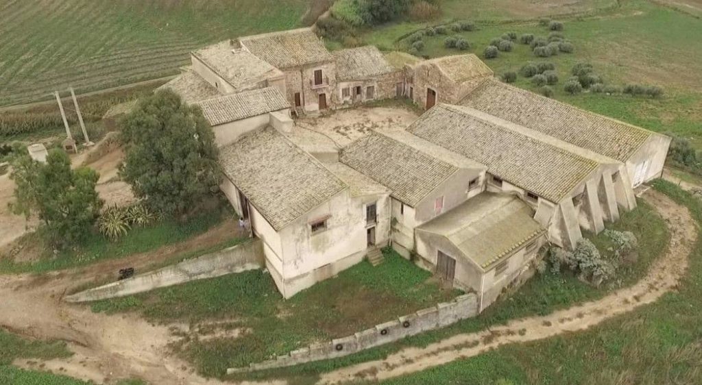 Beni confiscati, in gara la ristrutturazione della masseria Verbumcaudo. Schifani e Falcone: «Investiamo su legalità e rigenerazione del territorio»
