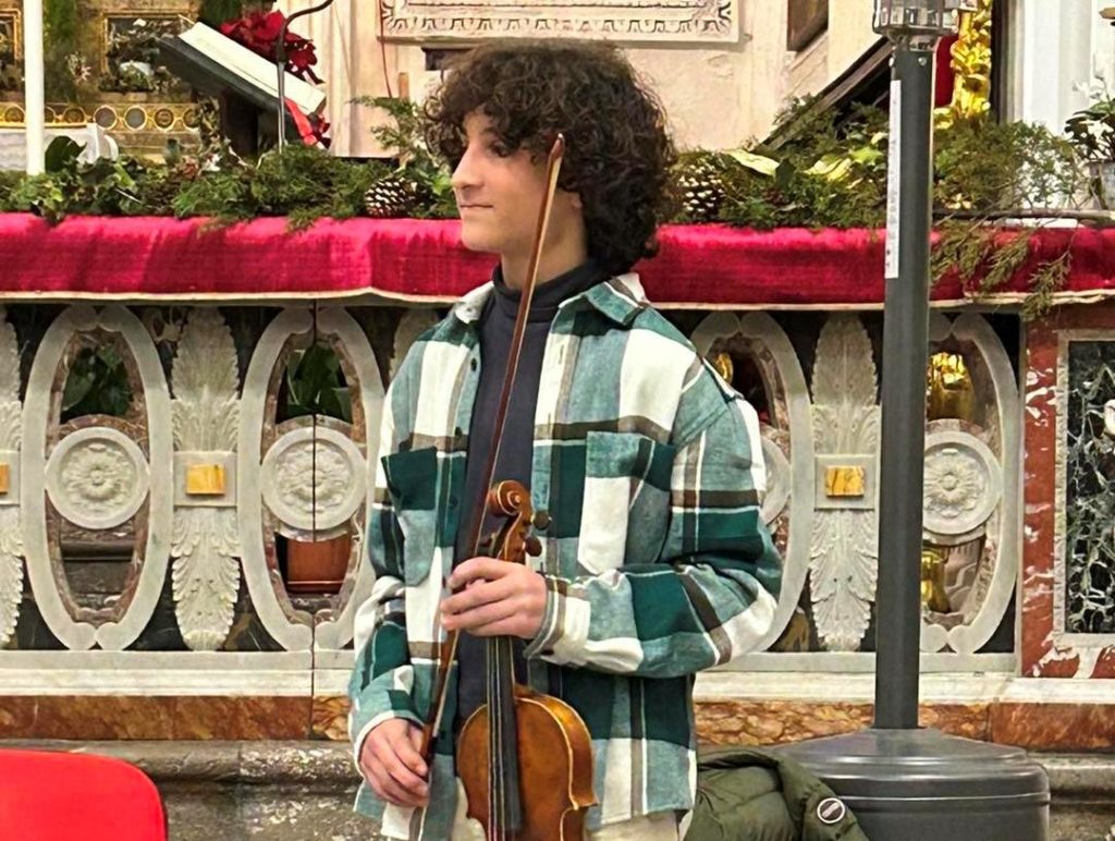 Samuele Palumbo e il suo violino,prima in chiesa poi in ospedale a Petralia Sottana