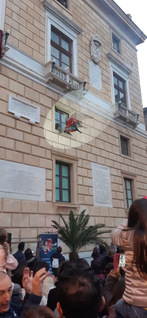 Acrobatica discesa della befana dal tetto di Palazzo Reale