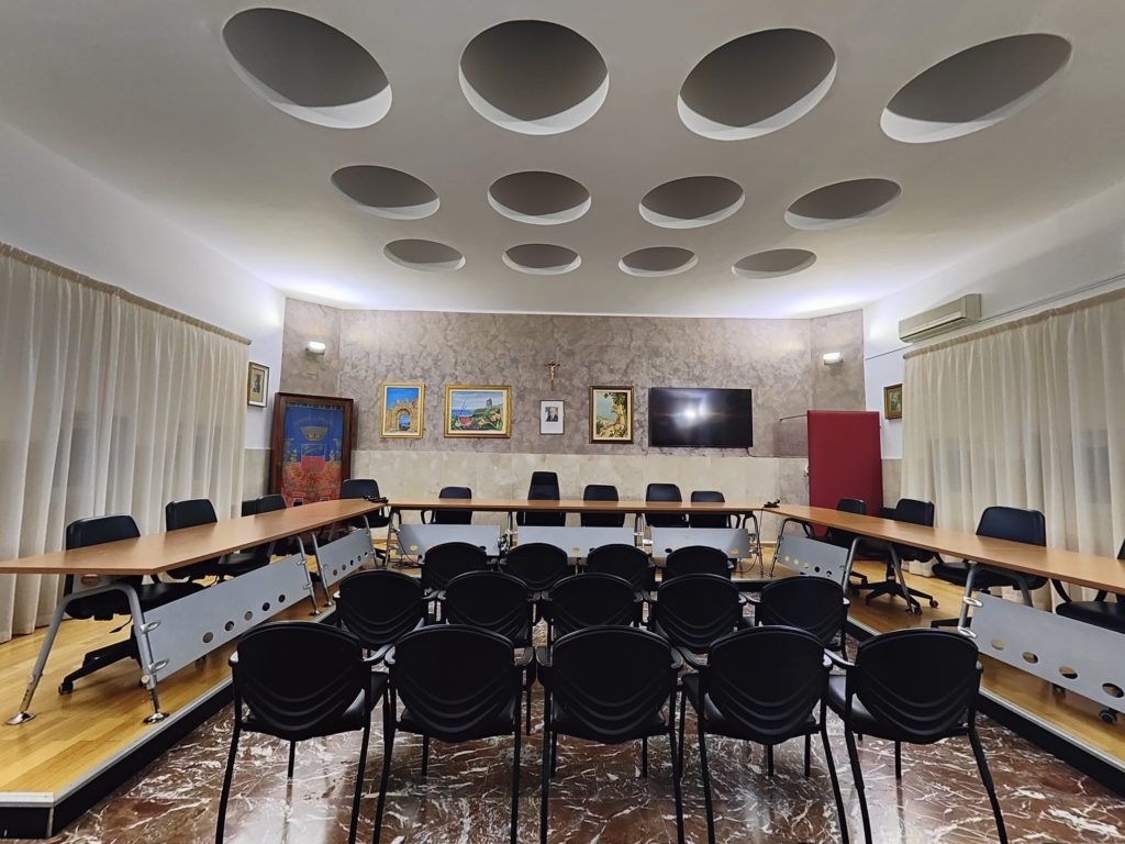 Pollina, restyling dell’aula consiliare del Comune