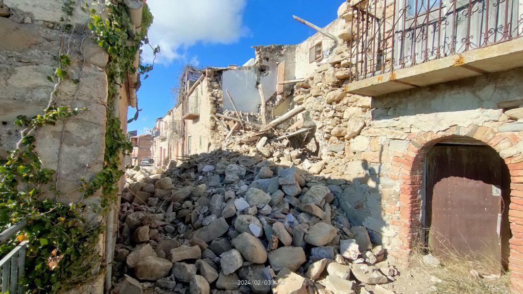 Blufi, crolla una (vecchia) casa disabitata
