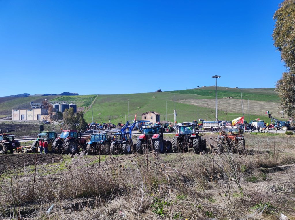 La protesta dei trattori oggi allo svincolo di Tremonzelli