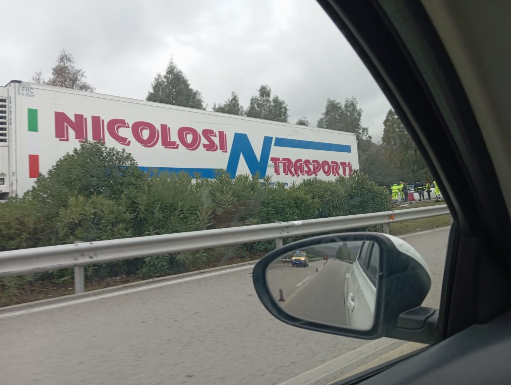 A19,un autotreno finisce nello spartitraffico