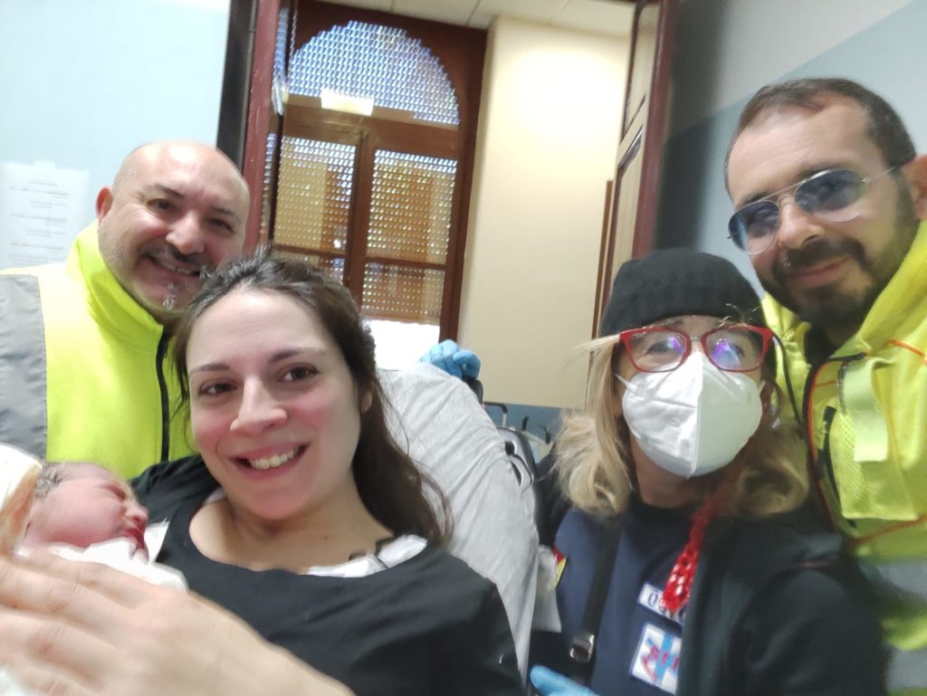Partorisce in ambulanza. Le doglie, la corsa in auto verso l’ospedale e la chiamata al 118