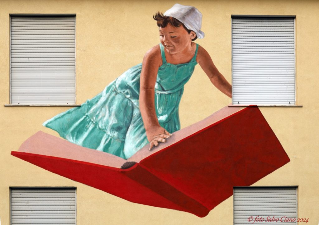 “Vola con me”, un inno alla lettura nel nuovo murale di Igor Scalisi Palminteri a Cefalù