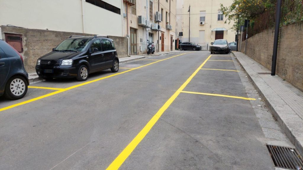 Parcheggi residenti con strisce gialle a Cefalù