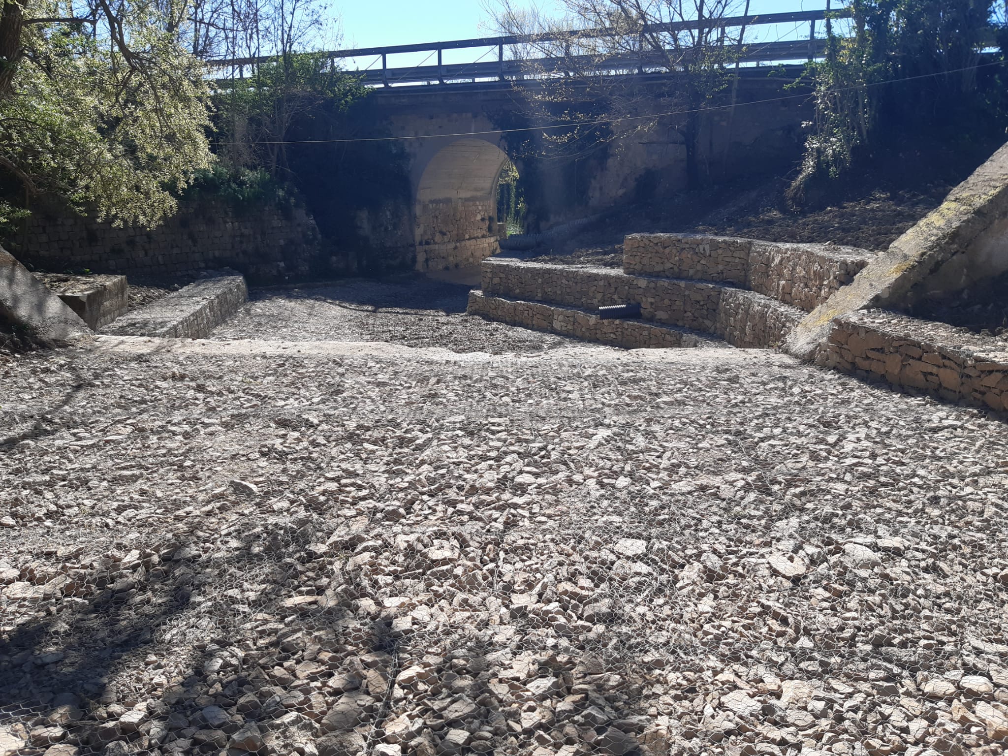 Castellana Sicula,pulizia del torrente sulla SS120