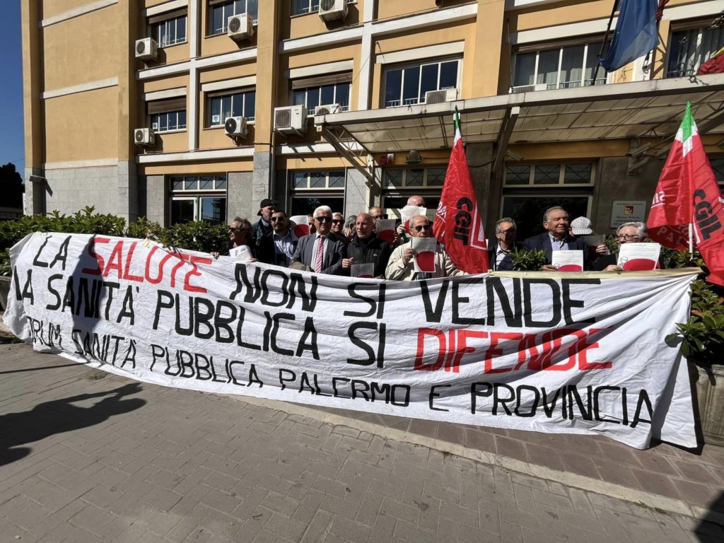 Sit-in sotto l’assessorato alla Salute:“Vigileremo sugli impregni presi, tra cui quello di rendere pubbliche le liste d’attesa”