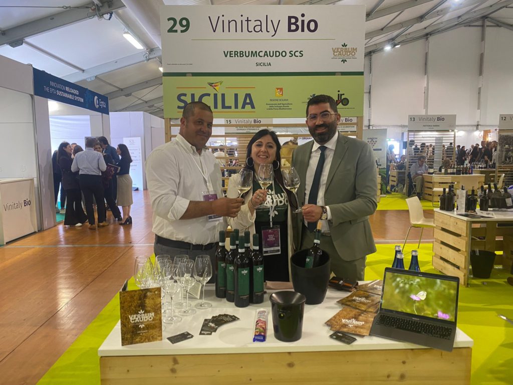 IL VINITALY ACCENDE LUCI SU VERBUMCAUDO. LA COOPERATIVA MADONITA DEBUTTA A VERONA CON DUE SPUMANTI DAL VIGNETO “PLACIDO RIZZOTTO”