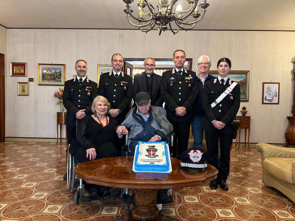 I Carabinieri festeggiano il brigadiere che compie 105 anni
