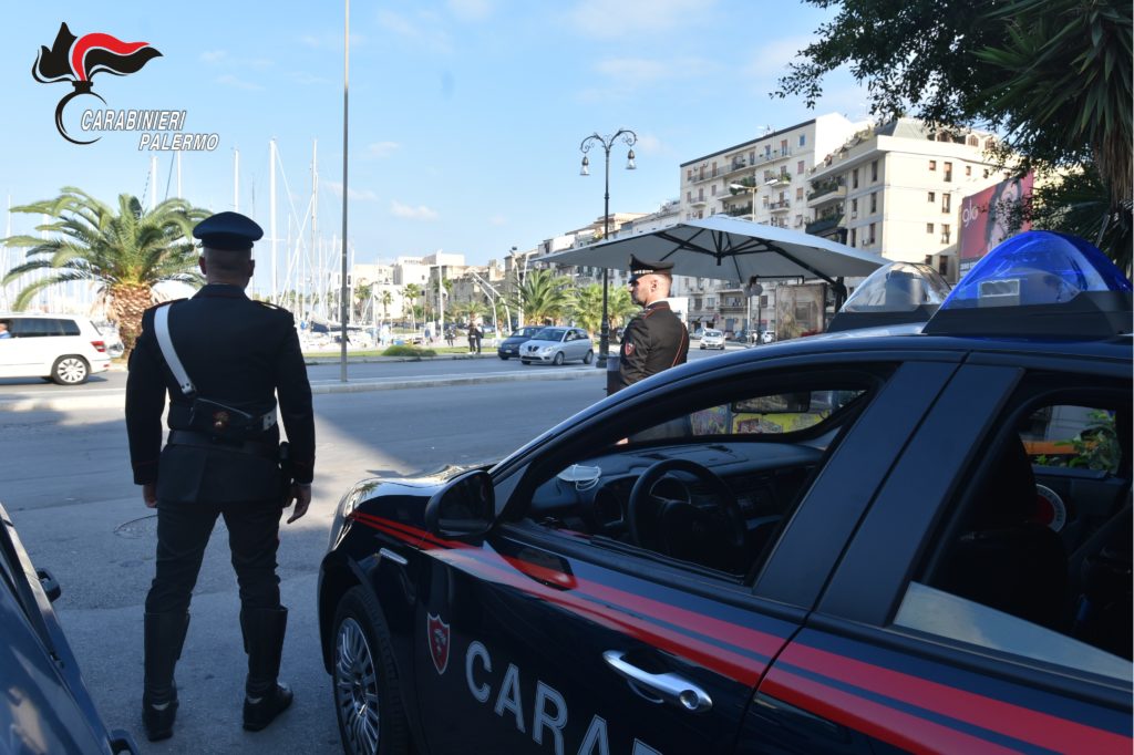 Carabinieri. In casa con droga, armi e oggetti rubati