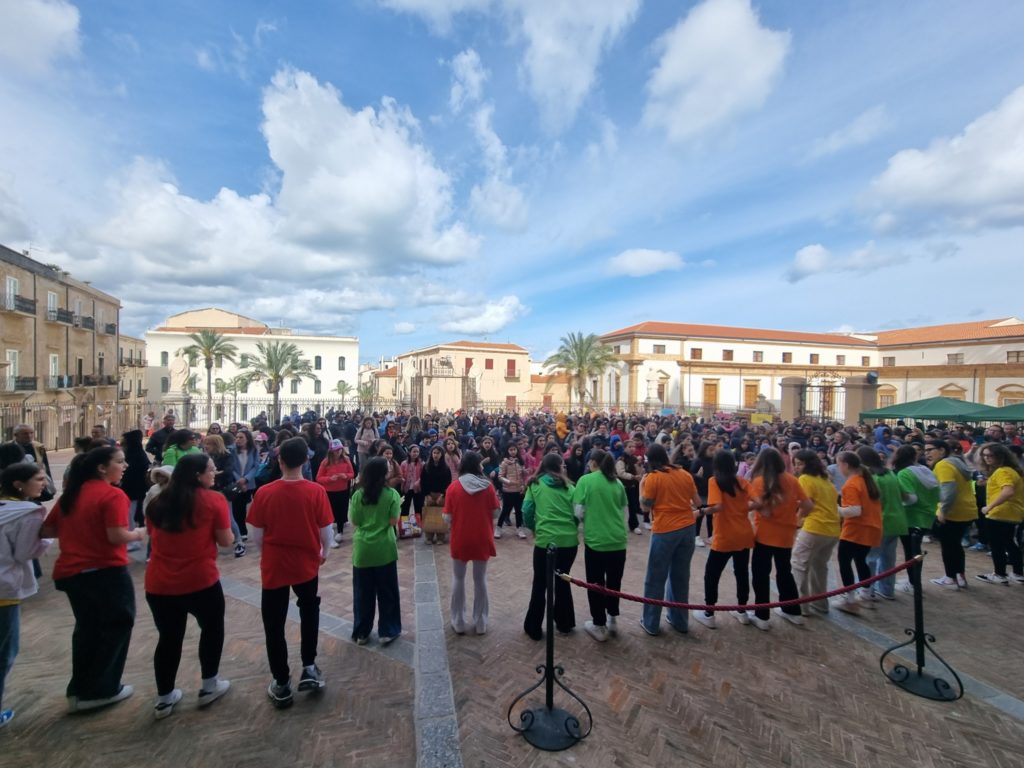 Giovani e famiglie riempiono di gioia la Cattedrale di Cefalù