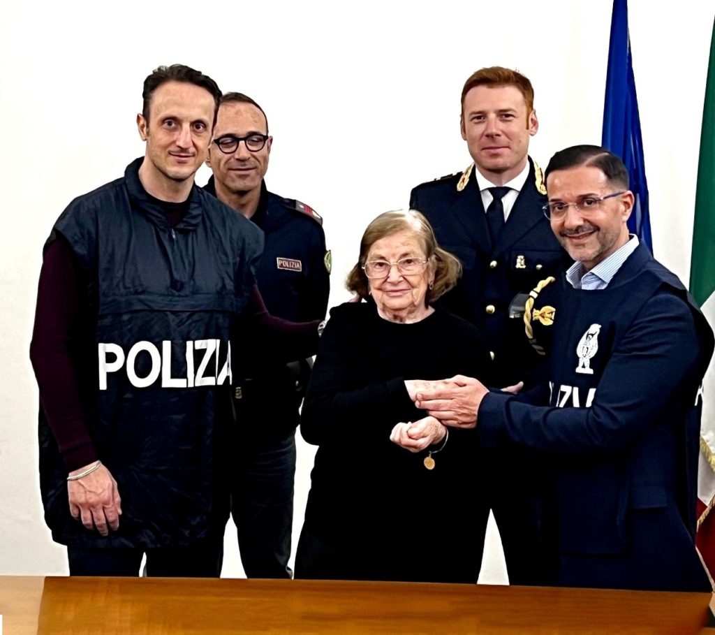 Truffa ad un’anziana, la Polizia denuncia i responsabili e restituisce alla vittima gioielli e monili in precedenza sottratti