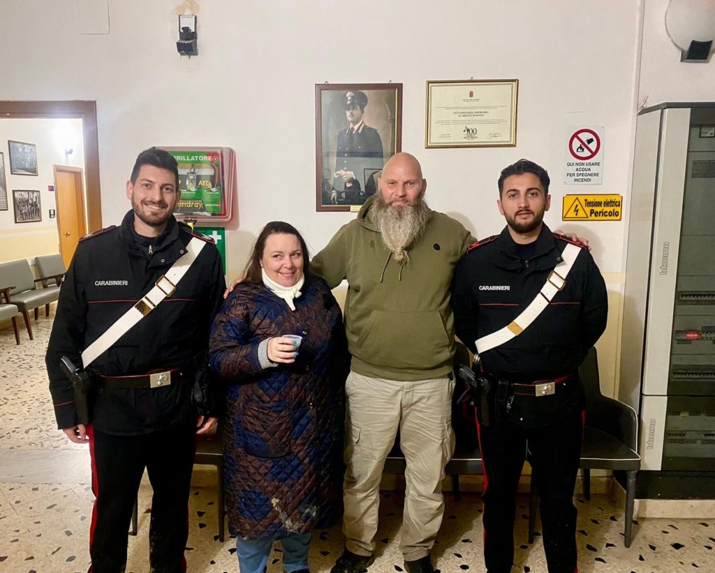 CASTRONOVO DI SICILIA, I CARABINIERI SALVANO DUE TURISTI DANESI
