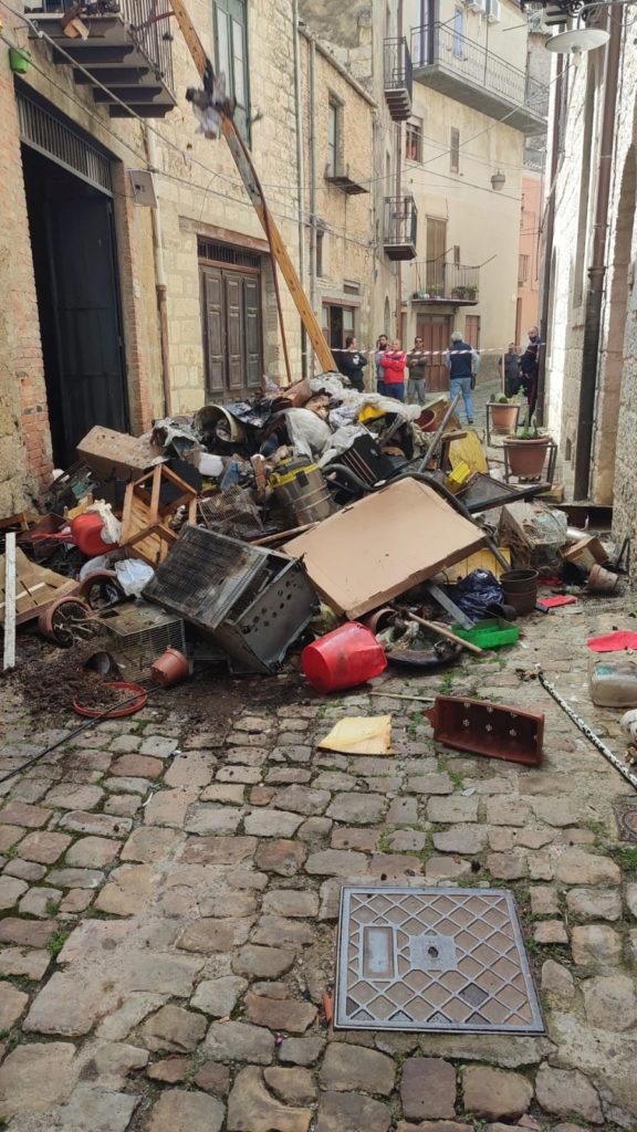 Incendio in una abitazione nel centro storico di Petralia Sottana