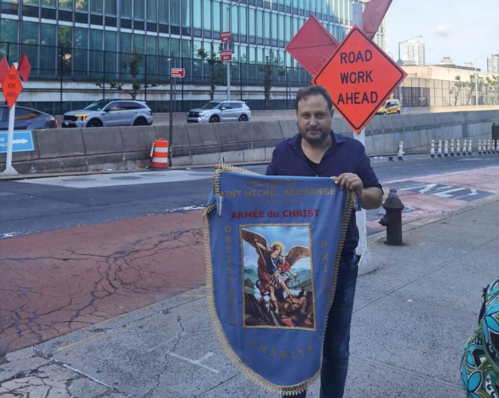Salvatore Valenti sempre in viaggio per difendere i valori cristiani, questa volta a New York, davanti alla sede dell’ONU