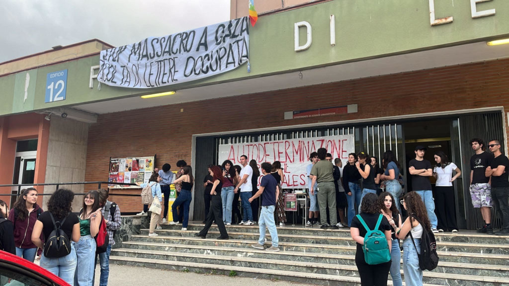Università. Ex facoltà di Lettere occupata: “stop massacro a Gaza”