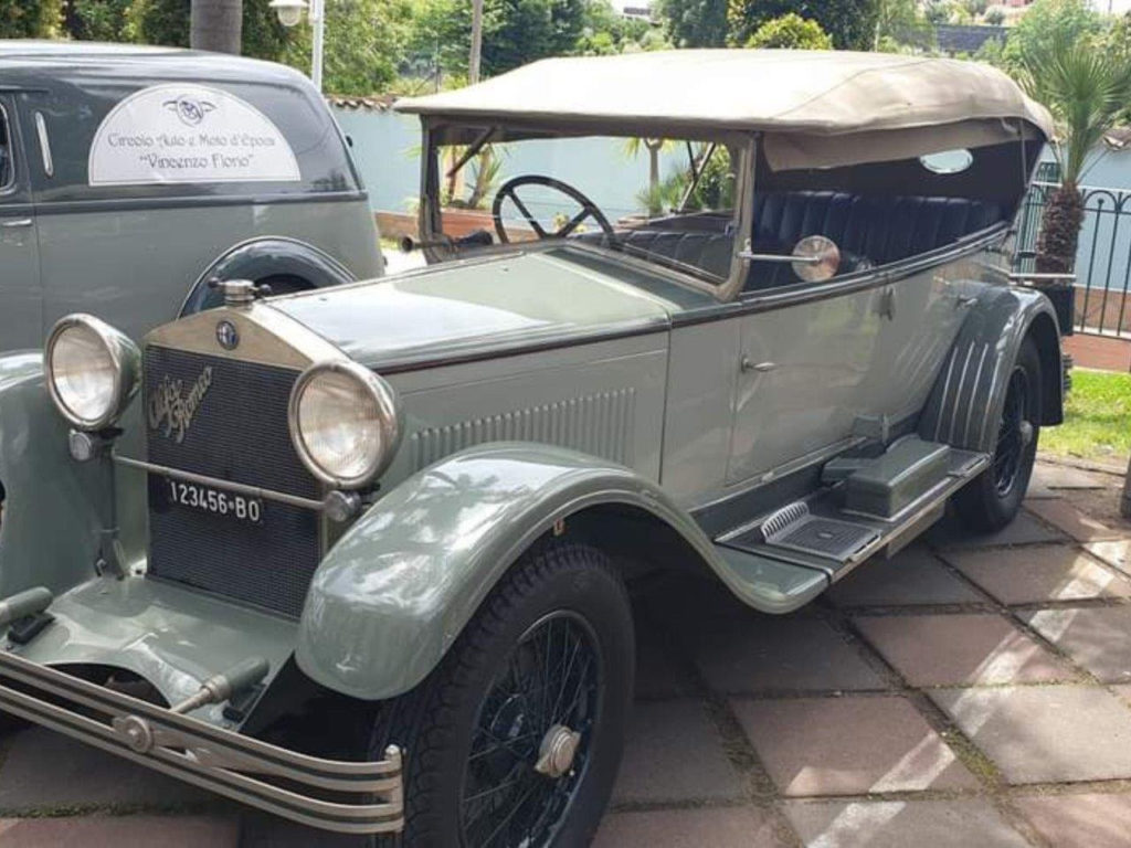 Un raduno di auto storiche dei club di Palermo e Salerno